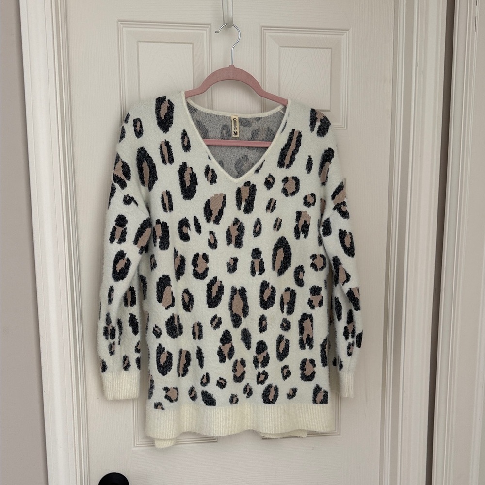 Elegant V-Neck Leopard Sweater - Cream and Black
